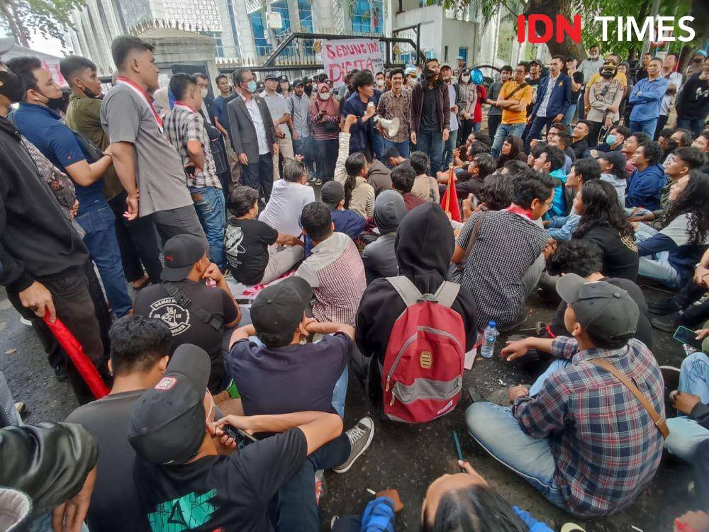 Ratusan massa yang tergabung dalam Gerakan Mahasiswa Nasional Indonesia (GMNI) menggelar aksi unjuk rasa menolak kenaikan harga Bahan Bakar Minyak (BBM) di depan gedung Dewan Perwakilan Rakyat Daerah (DPRD) Sumatra Utara, Rabu (7/9/2022). (IDN Times/Masdalena Napitupulu)
