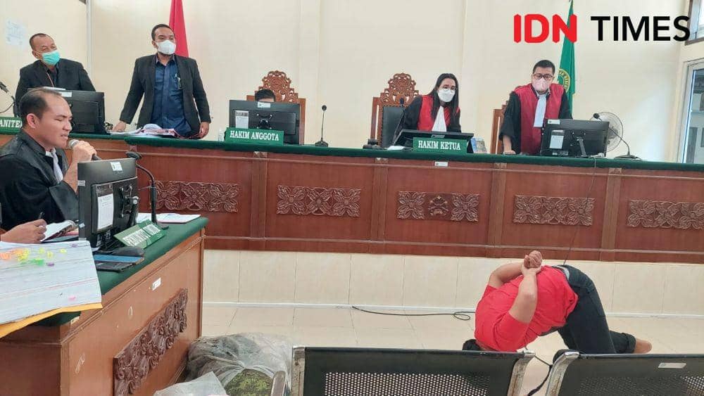 Sikap taubat yang ditunjukan saksi merupakan mantan penghuni kerangkeng diperagakan (IDN Times/ Bambang Suhandoko)