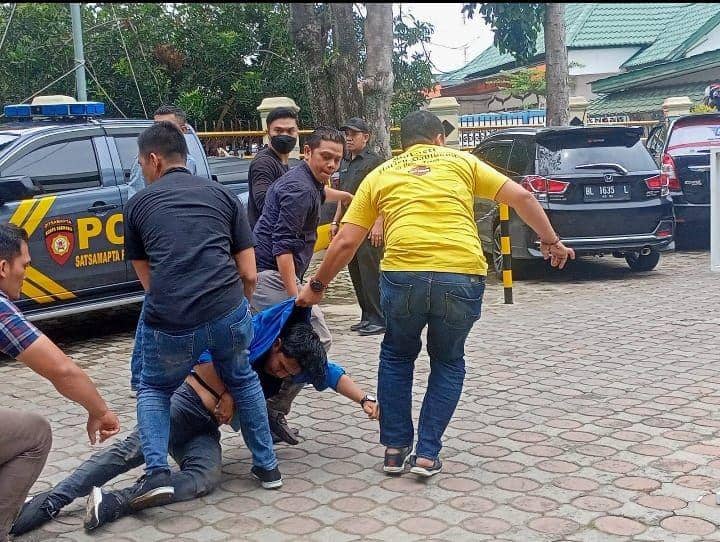 Petugas berpakaian preman tampak menyeret seorang demonstran di Kompleks Gedung DPRA, Kota Banda Aceh. (IDN Times/Istimewa)