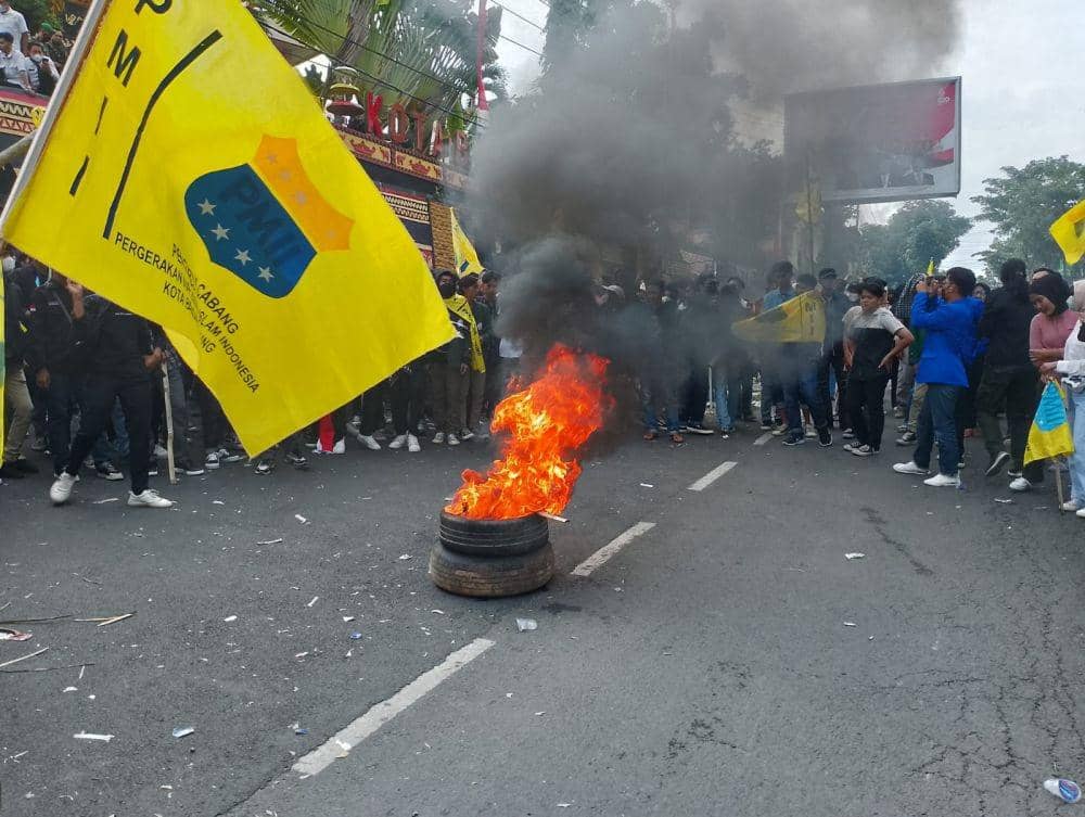 Demo Mahasiswa Tolak Kenaikan BBM, Pagar DPRD Bandar Lampung Roboh