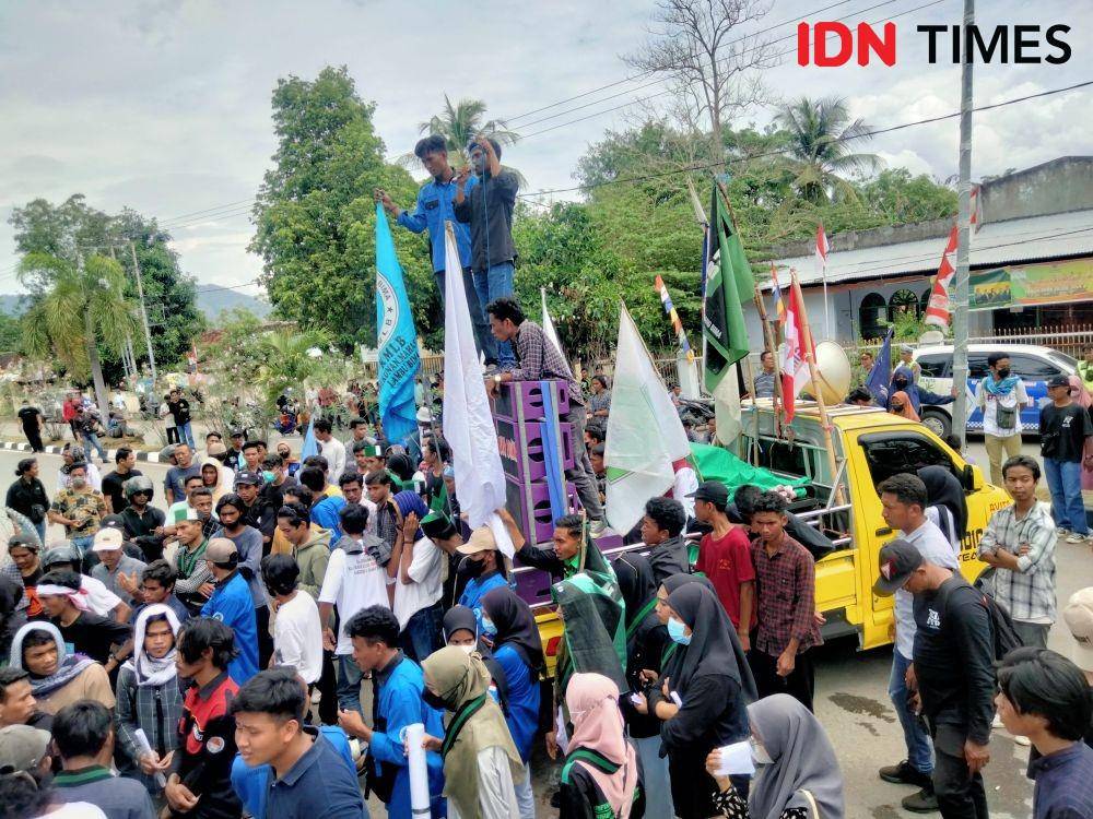 Foto massa aksi saat sampaikan tuntutan di depan Kantor DPRD Bima (IDN Times/Juliadin)