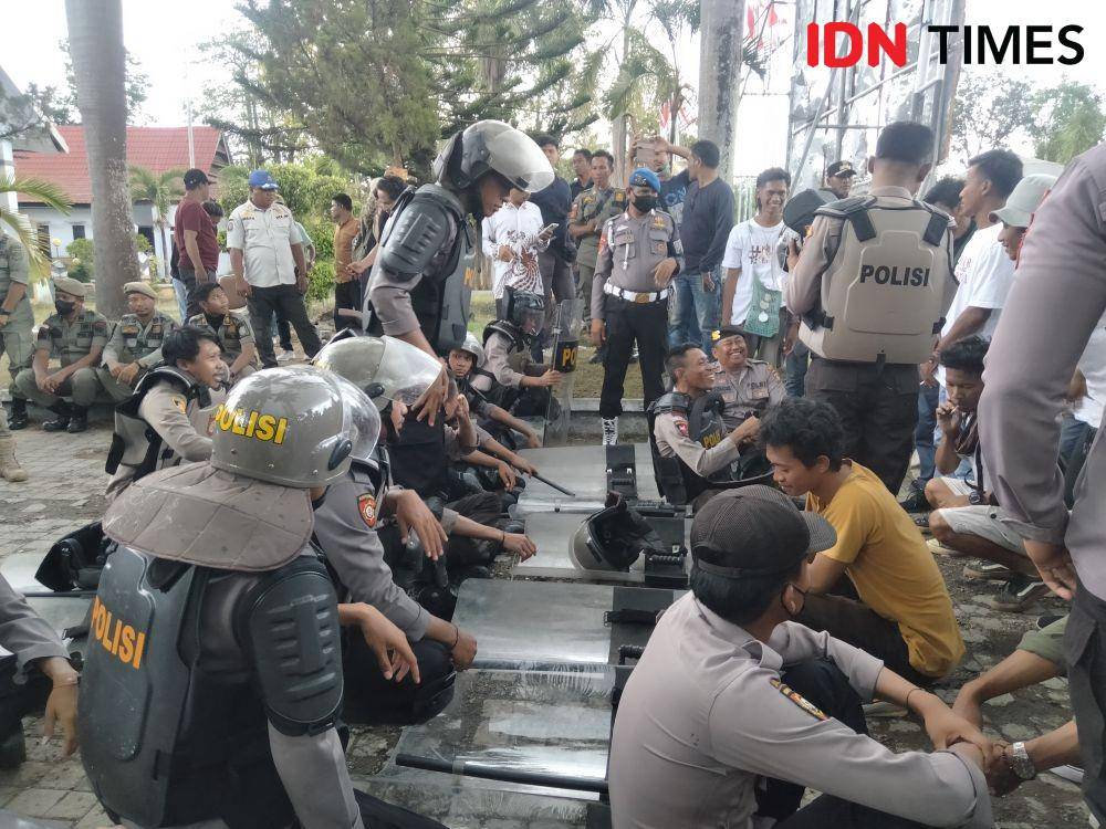 Foto polisi saat amankan jalannya aksi (IDN Times/Juliadin)