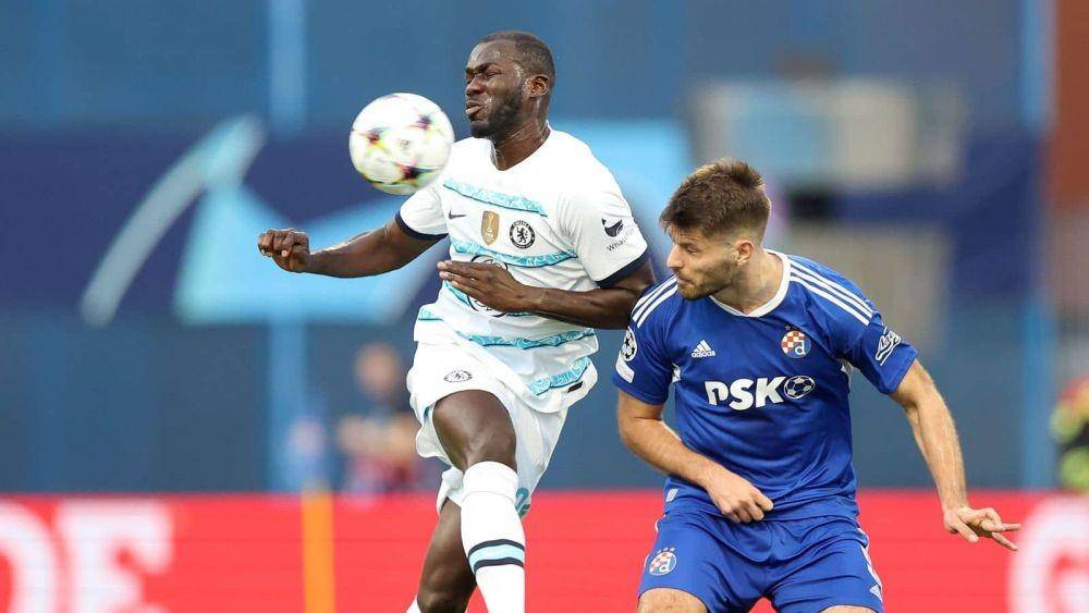 Kalidou Koulibaly berduel dengan pemain Dinamo Zagreb. (teamtalk.com)