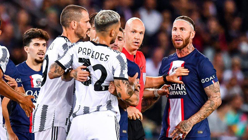 Sergio Ramos ribut dengan Leandro Paredes. (lookcharms.com)