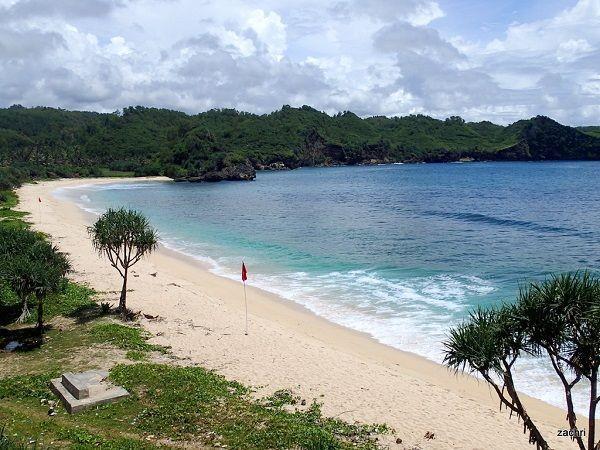 Pantai Srau Pacitan: Lokasi, Harga Tiket, dan Aktivitas Seru