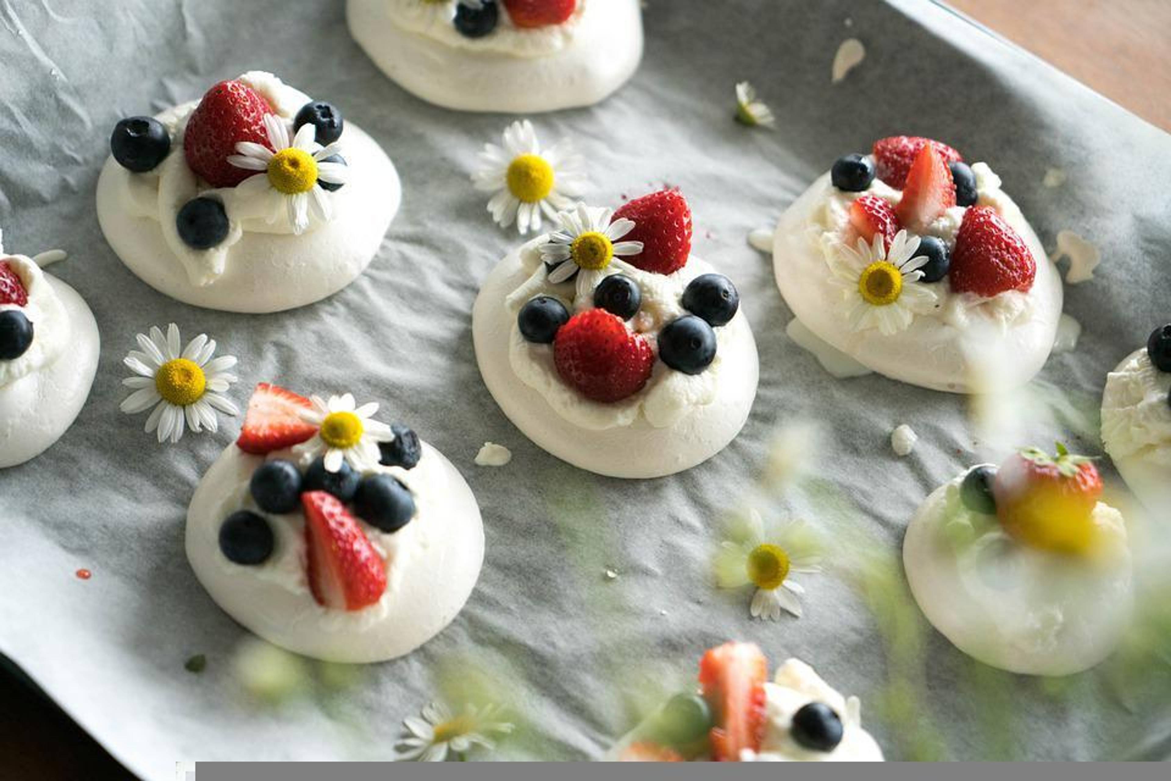 5 Tips Membuat Pavlova, Dessert dari Putih Telur yang Creamy | IDN Times