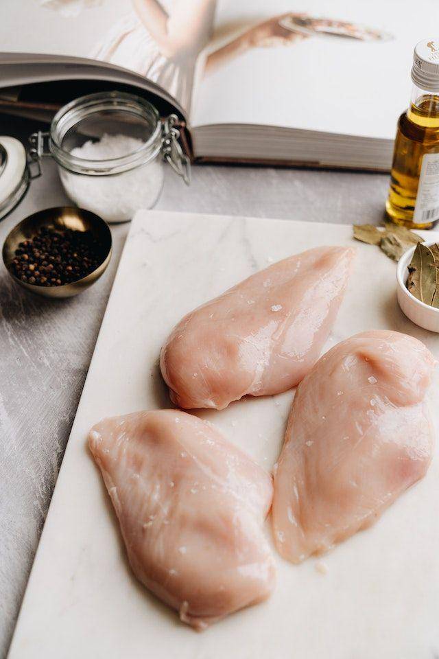 ilustrasi dada ayam fillet (pexels.com/alleksana)