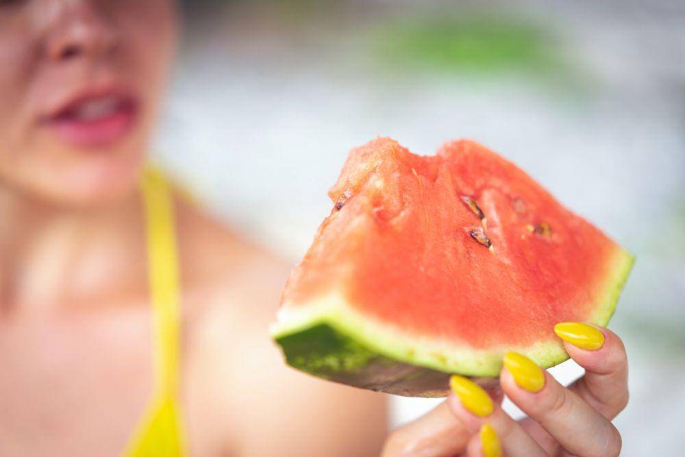 ilustrasi makan buah (pexels.com/Oleksandr Pidvalnyi)