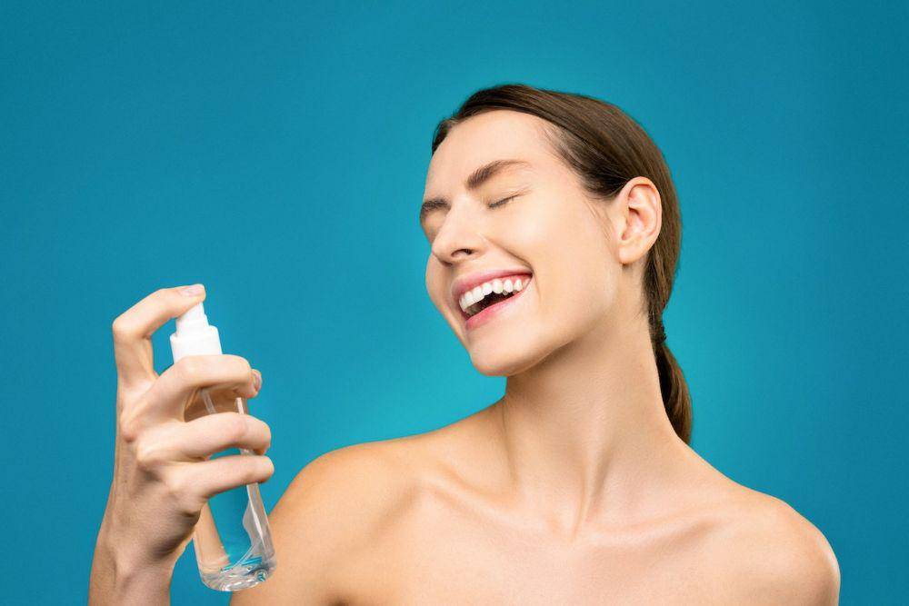 ilustrasi pemakaian face mist (pexels.com/Shiny Diamond)