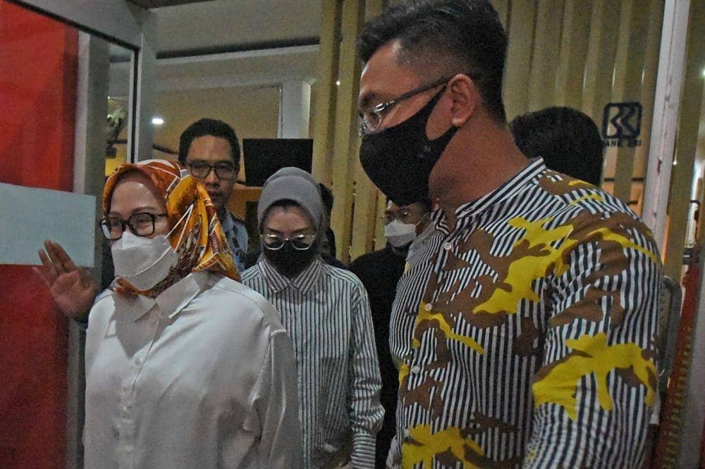 Mantan Gubernur Banten Ratu Atut Chosiyah (tengah) bebas bersyarat (ANTARA FOTO/Asep Fathulrahman)