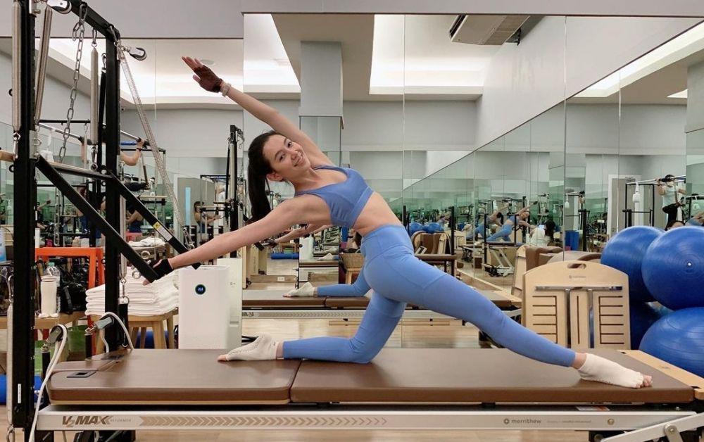 9 Potret Bella Campen yang Bugar saat Pilates, Tubuhnya Lentur Banget!