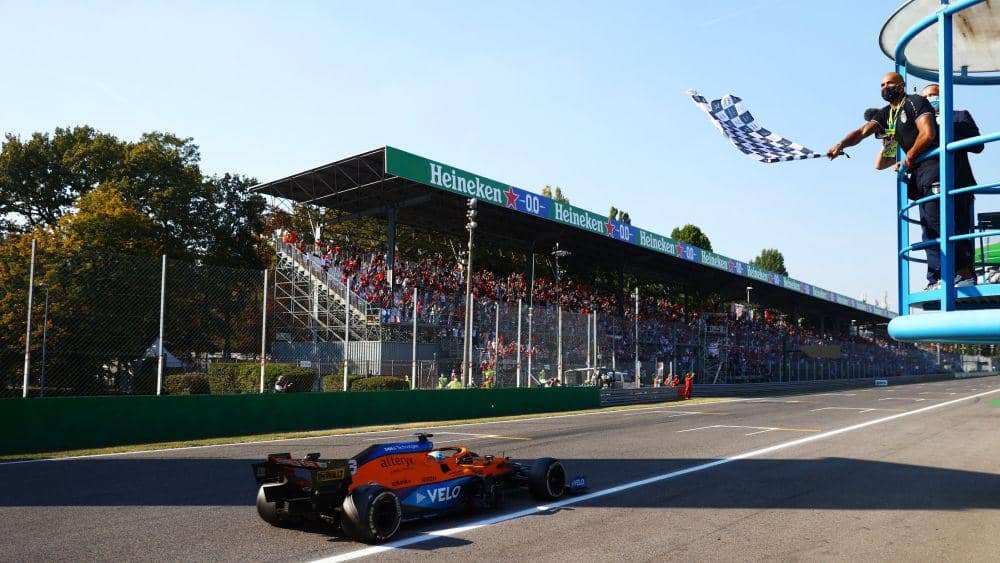 tribun penonton di samping starting grid Sirkuit Monza (formula1.com)