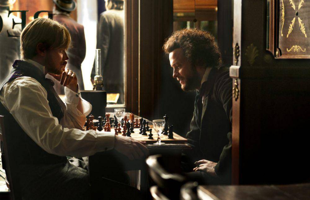Karl Marx dan Friedrich Engels bermain catur di Bar (Dok. velvet-film.com/The Young Karl Marx)