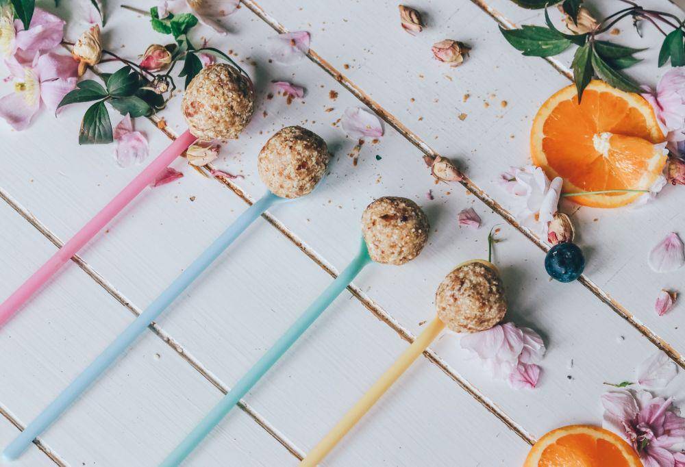 ilustrasi peanut butter oat ball (unsplash.com/Toa Heftiba)