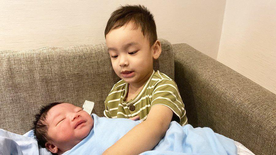 9 Potret Zubayr dan Miqdad, Anak Lindswell Kwok, yang Kompak Menawan!