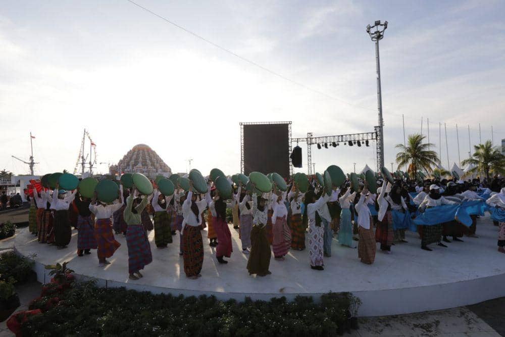 Penari berlatih di kawasan Anjungan Pantai Losari jelang festival Makassar F8 yang digelar 7-11 September 2022. (Dok. Pemkot Makassar)