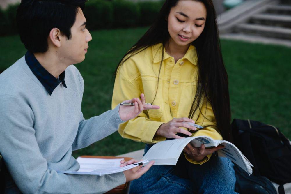 5 Suka Duka Pacaran dengan Teman Sekelas, Banyak Sensasinya