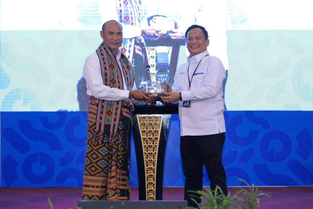 PT Permodalan Nasional Madani (PNM) bekerja sama dengan PLUT-KUMKM Provinsi NTT menyelenggarakan pelatihan dan menyerahkan Nomor Induk Berusaha (NIB) bagi 500 nasabah PNM di Gedung El Tari, Kupang, Nusa Tenggara Timur. (Dok. PNM)