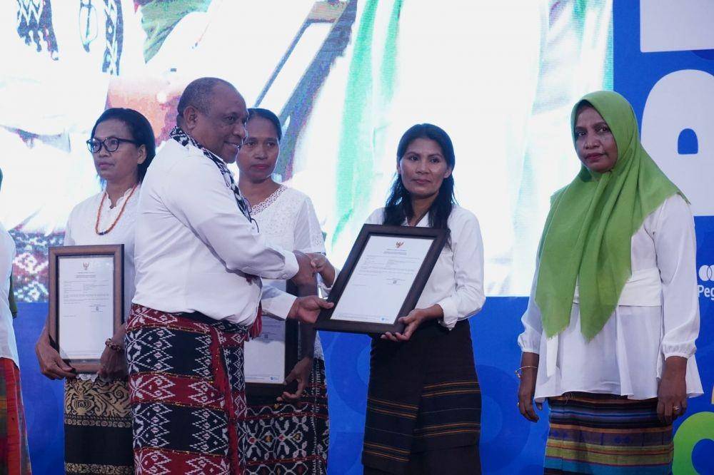 PT Permodalan Nasional Madani (PNM) bekerja sama dengan PLUT-KUMKM Provinsi NTT menyelenggarakan pelatihan dan menyerahkan Nomor Induk Berusaha (NIB) bagi 500 nasabah PNM di Gedung El Tari, Kupang, Nusa Tenggara Timur. (Dok. PNM)