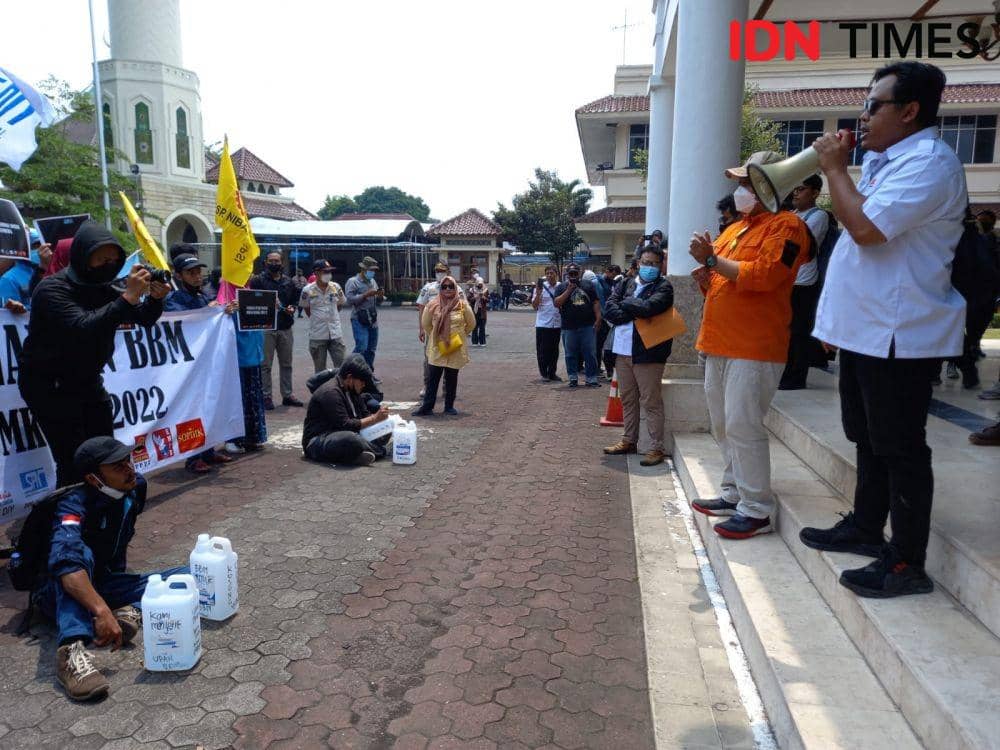 Gelar Aksi di DPRD DIY, MPBI Tuntut Harga BBM Diturunkan