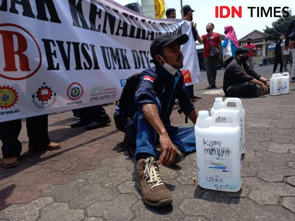 Aksi unjuk rasa menolak kenaikan harga BBM di Kantor DPRD DIY, Jalan Malioboro, Kota Yogyakarta, Rabu (7/9/2022). (IDN Times/Herlambang Jati))
