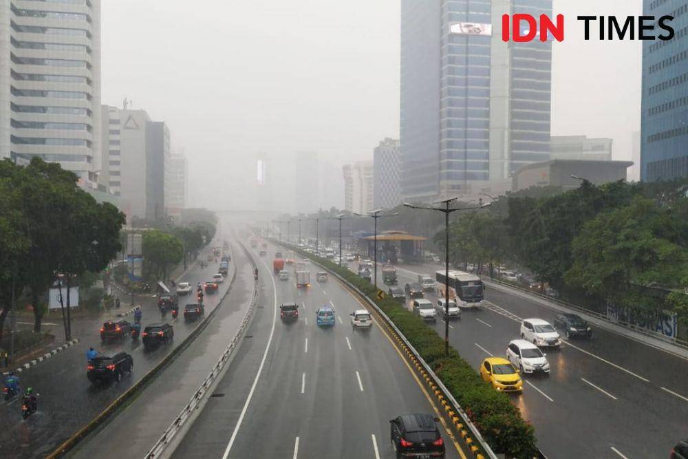 ilustrasi hujan (IDN Times/Rochmanudin)