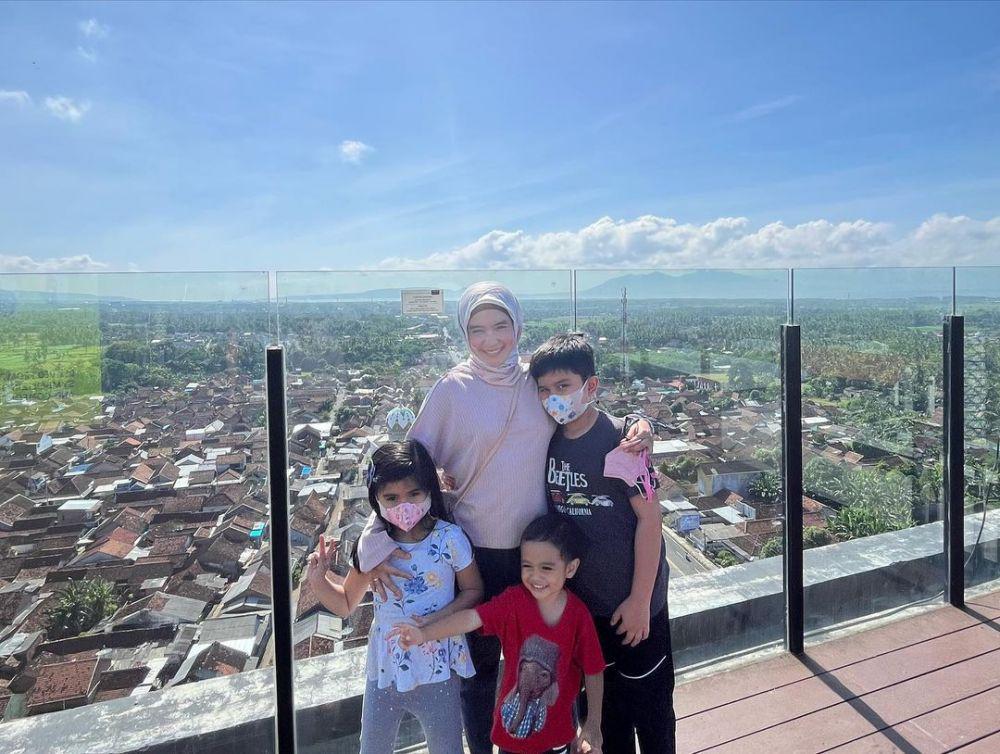 9 Potret Quality Time Intan Nuraini Bersama 3 Buah Hati