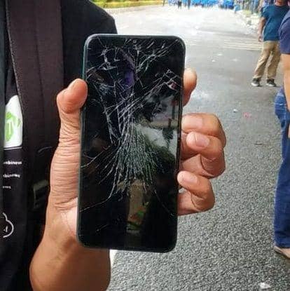 Gawai milik Indra Wijaya, wartawan Harian Serambi Indonesia yang telah rusak. (Dokumentasi Istimewa)
