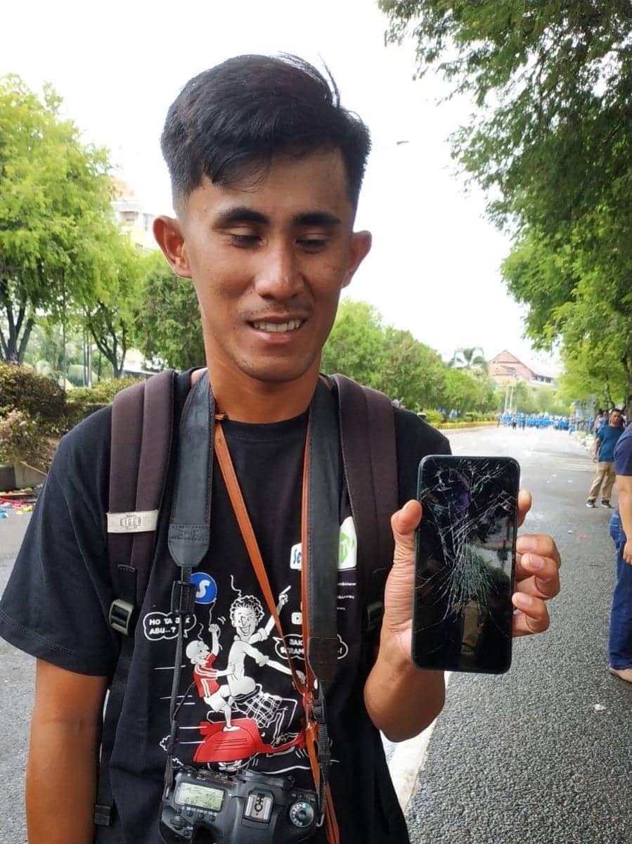 Gawai Milik Wartawan Dipukul Petugas Berpakaian Preman Saat Liputan
