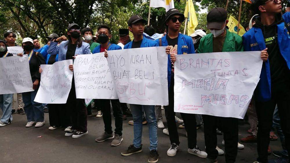 Mahasiswa di Tulungagung gelar aksi unjuk rasa tolak kenaikan BBM. IDN Times/ Bramanta Pamungkas