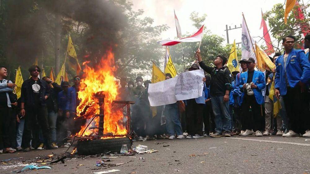 Aksi bakar ban dalam unjuk rasa mahasiswa di Tulungagung. IDN Times/ Bramanta Pamungkas