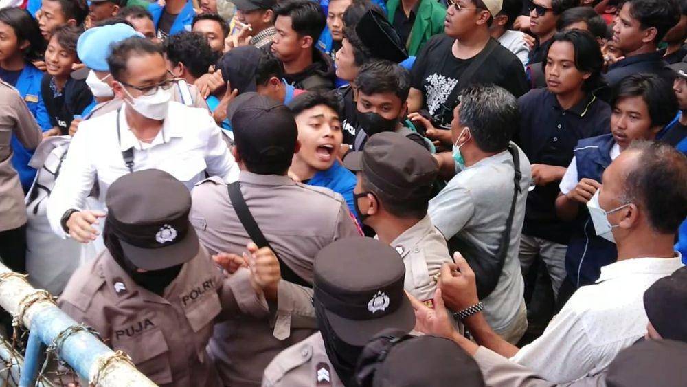 Mahasiswa di Tulungagung terlibat aksi dorong dengan polisi saat berunjuk rasa. IDN Times/ Bramanta Pamungkas