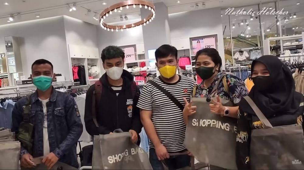 Nathalie Holscher belanjain karyawan (youtube.com/Nathalie Holscher)