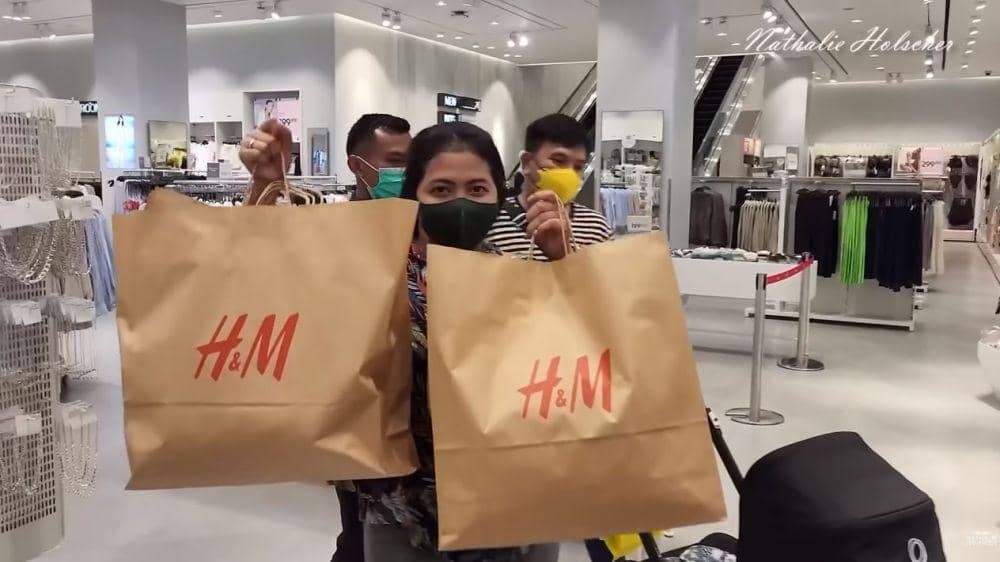 Nathalie Holscher belanjain karyawan (youtube.com/Nathalie Holscher)