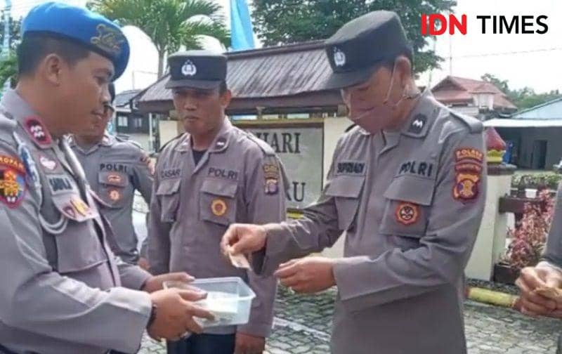 Anggota Polsek Penajam saat sisihkan dana Rp1000 setiap hari usai apel pagi (IDN Times/Ervan)