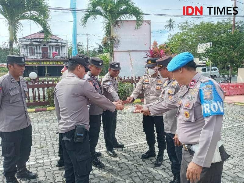 Sejumlah anggota Polsek Penajam sisihkan dana Rp1000 setiap hari usai apel pagi  (IDN Times/Ervan)