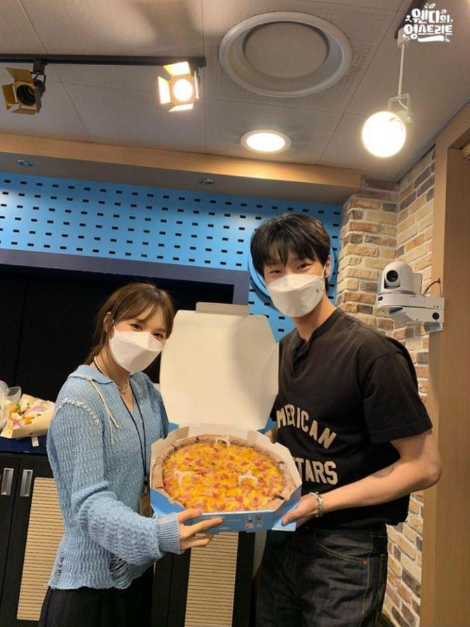 potret Woodz dan Wendy Red Velvet di SBS Wendy's Youngstreet (instagram.com/sbsyoungstreet)