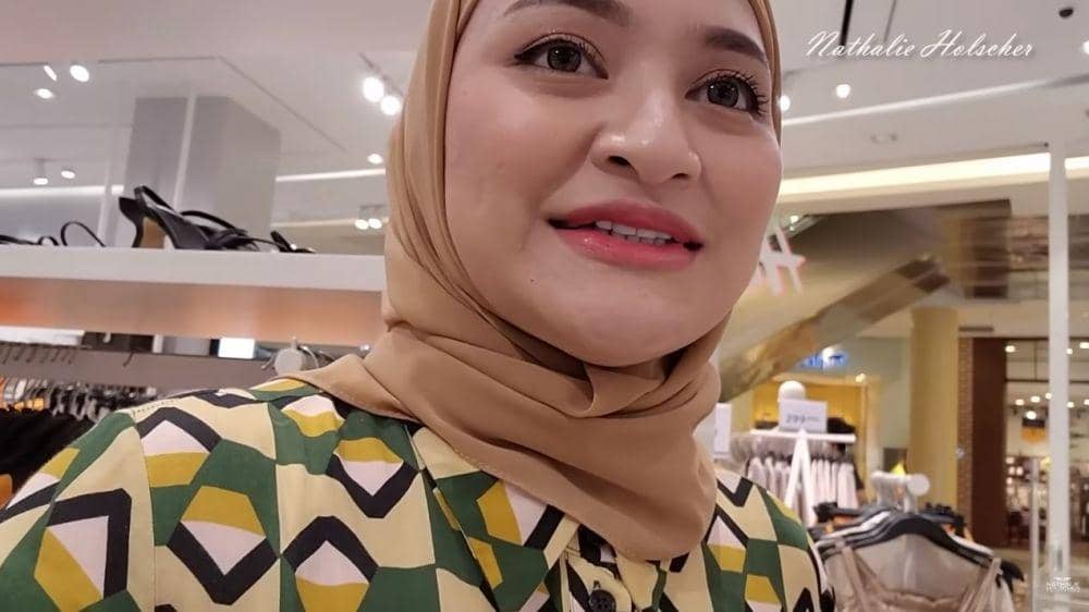 Nathalie Holscher belanjain karyawan (youtube.com/Nathalie Holscher)