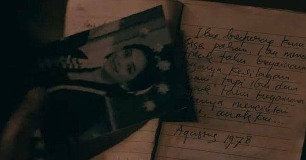 Jaka menemukan foto dan pesan dalam catatan lama ( Dok. Lyto Pictures / Pamali )