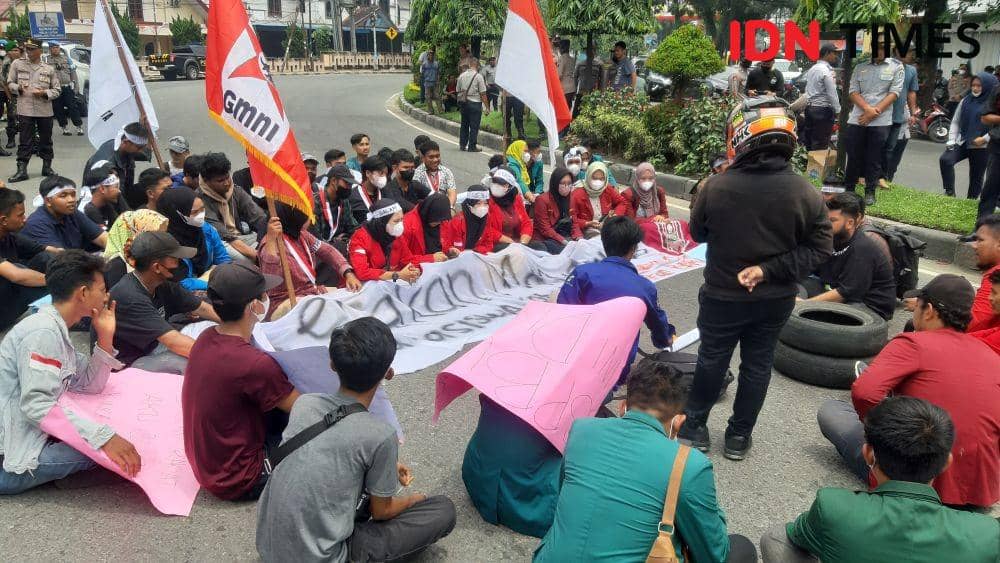 Mahasiswa yang menggelar aksi demo tolak bbm dengan membakar ban, zikir dan doa bersama (IDN Times/ Bambang Suhandoko)
