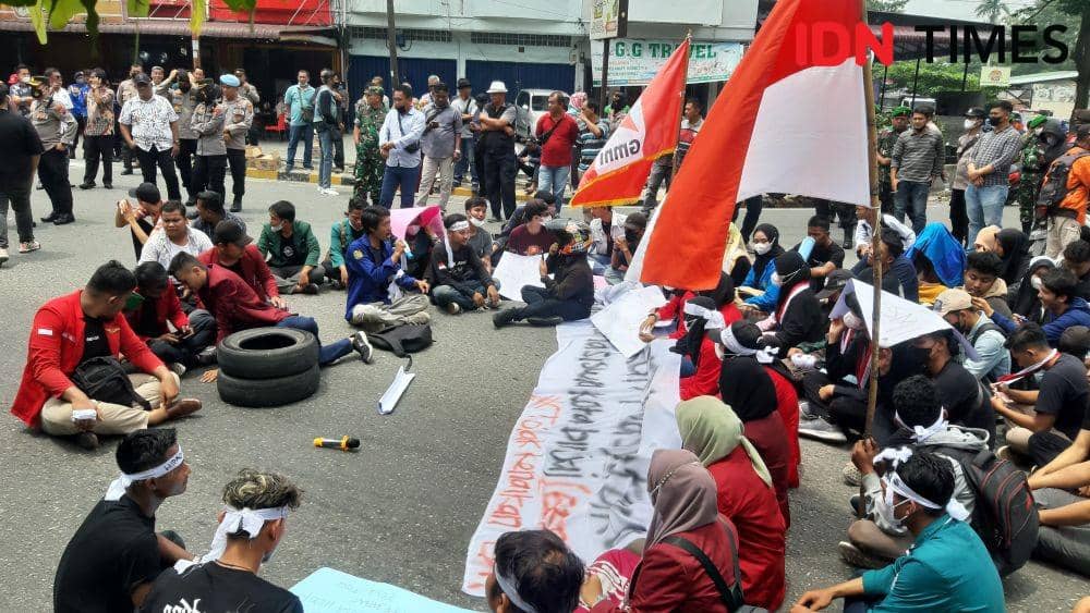 Mahasiswa yang menggelar aksi demo tolak bbm dengan membakar ban, zikir dan doa bersama (IDN Times/ Bambang Suhandoko)