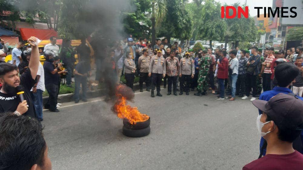 Mahasiswa yang menggelar aksi demo tolak bbm dengan membakar ban, zikir dan doa bersama (IDN Times/ Bambang Suhandoko)