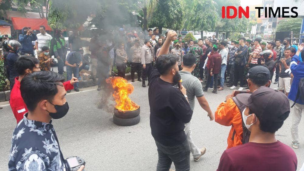 Mahasiswa yang menggelar aksi demo tolak bbm dengan membakar ban, zikir dan doa bersama (IDN Times/ Bambang Suhandoko)