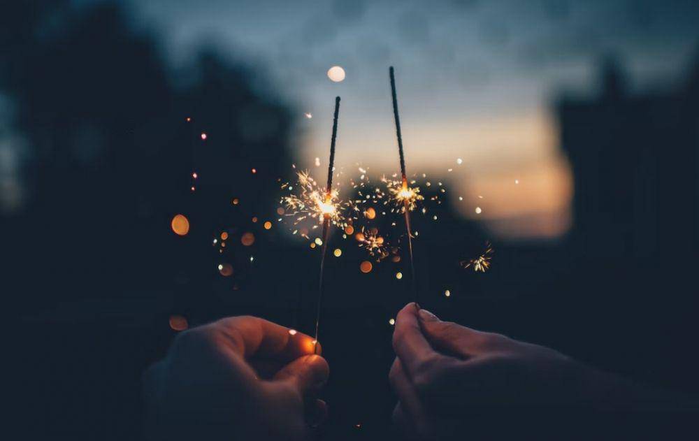 ilustrasi pasangan yang merayakan kebersamaan (unsplash.com/Ian Schneider)