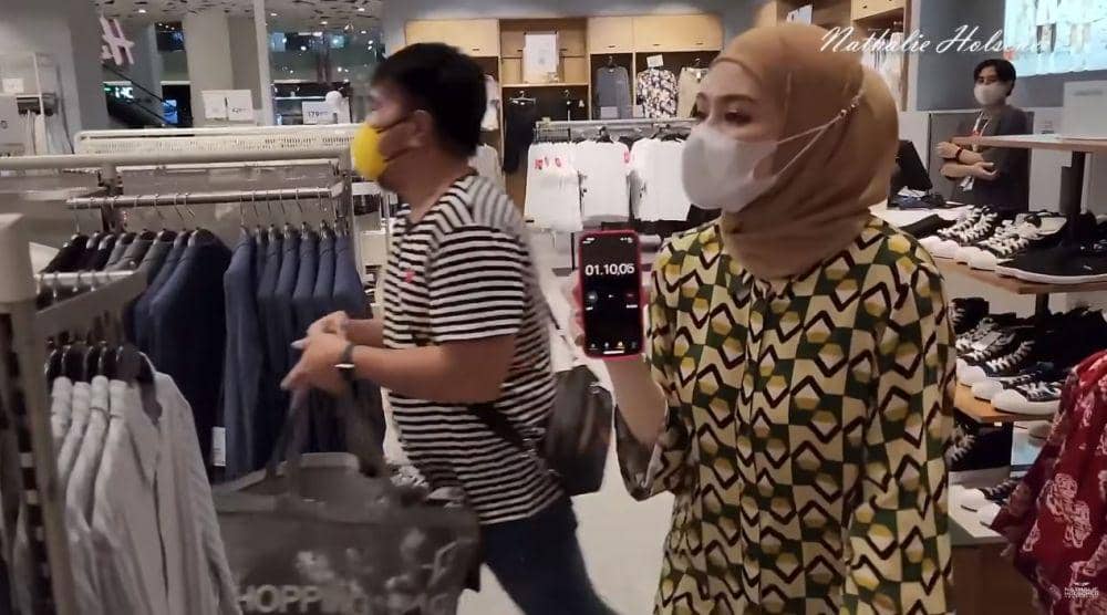 Nathalie Holscher belanjain karyawan (youtube.com/Nathalie Holscher)