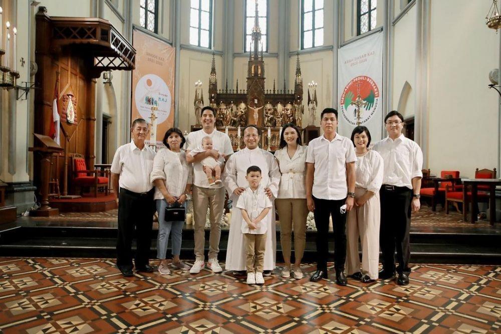 momen pembaptisan baby Archie (instagram.com/marcelchandra)