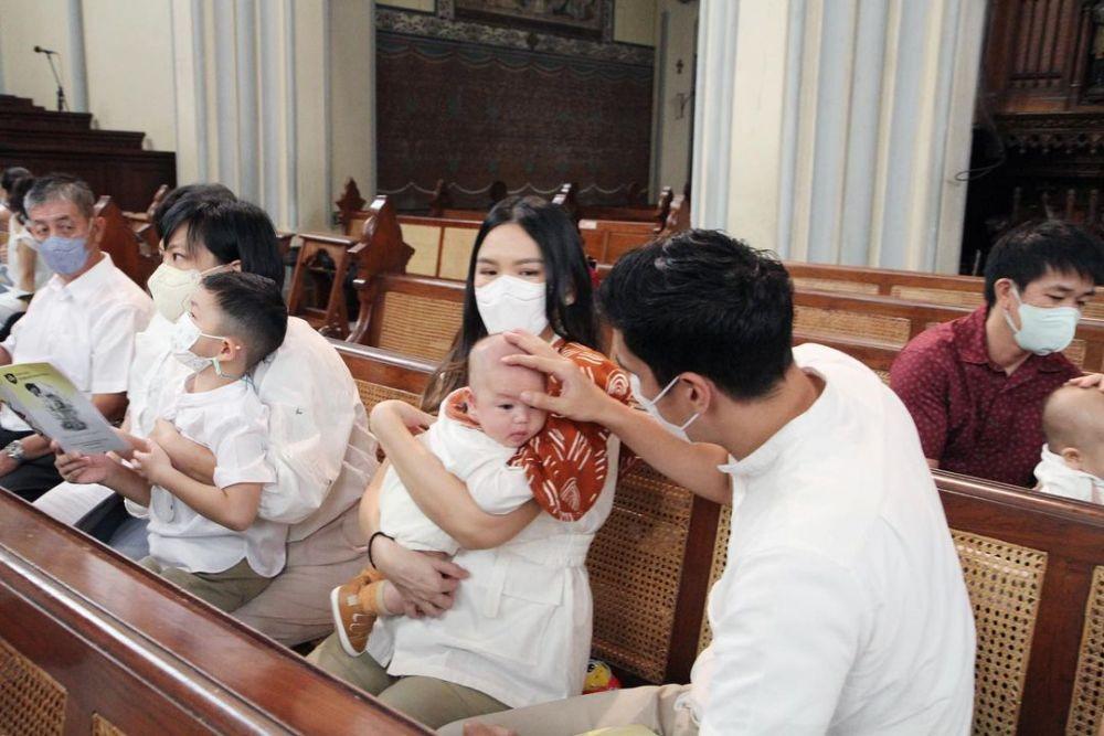 momen pembaptisan baby Archie (instagram.com/marcelchandra)