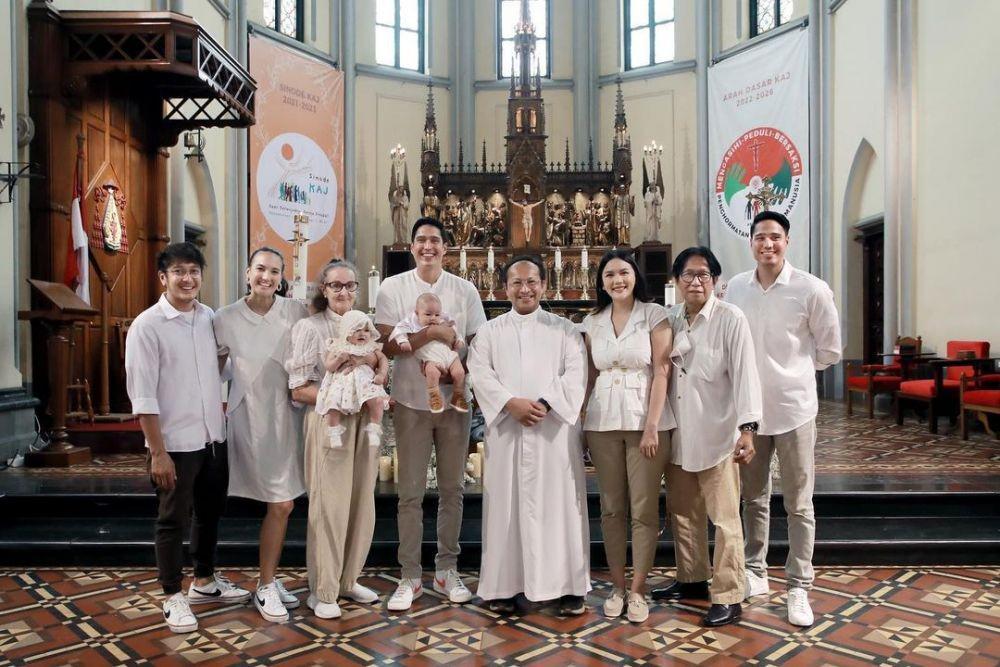 momen pembaptisan baby Archie (instagram.com/marcelchandra)