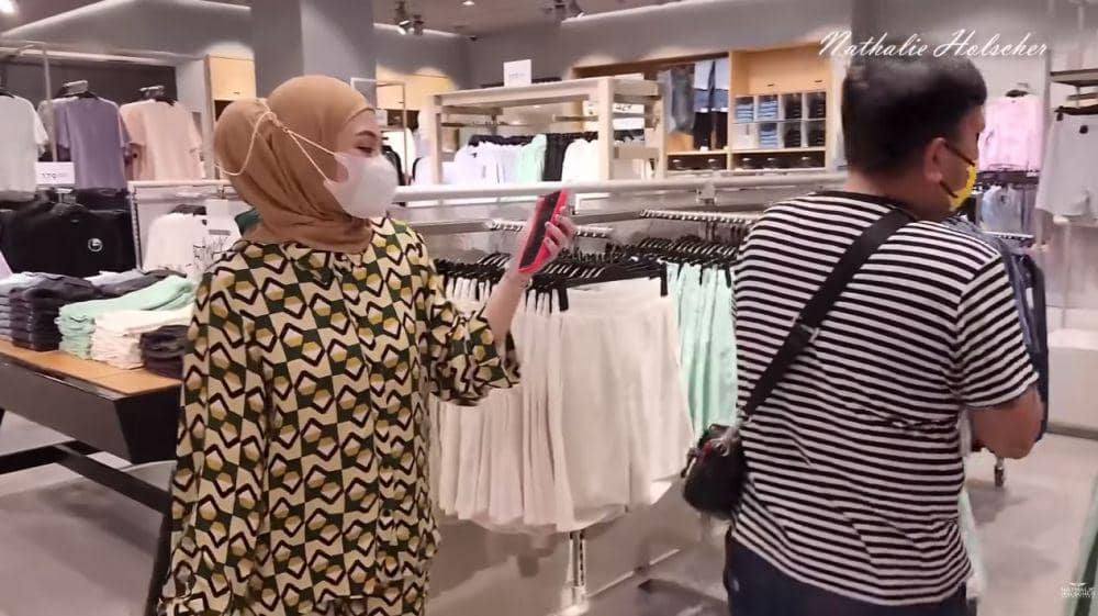 Nathalie Holscher belanjain karyawan (youtube.com/Nathalie Holscher)