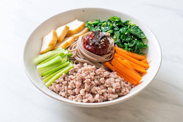 ilustrasi bibim guksu (vecteezy.com/top_ntp777396)